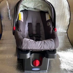 Graco baby car seat with the base.